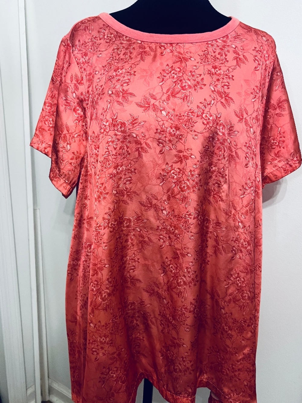 Women's XL Tunic Blouse. Coral color, Silky material. Flows without clinging.